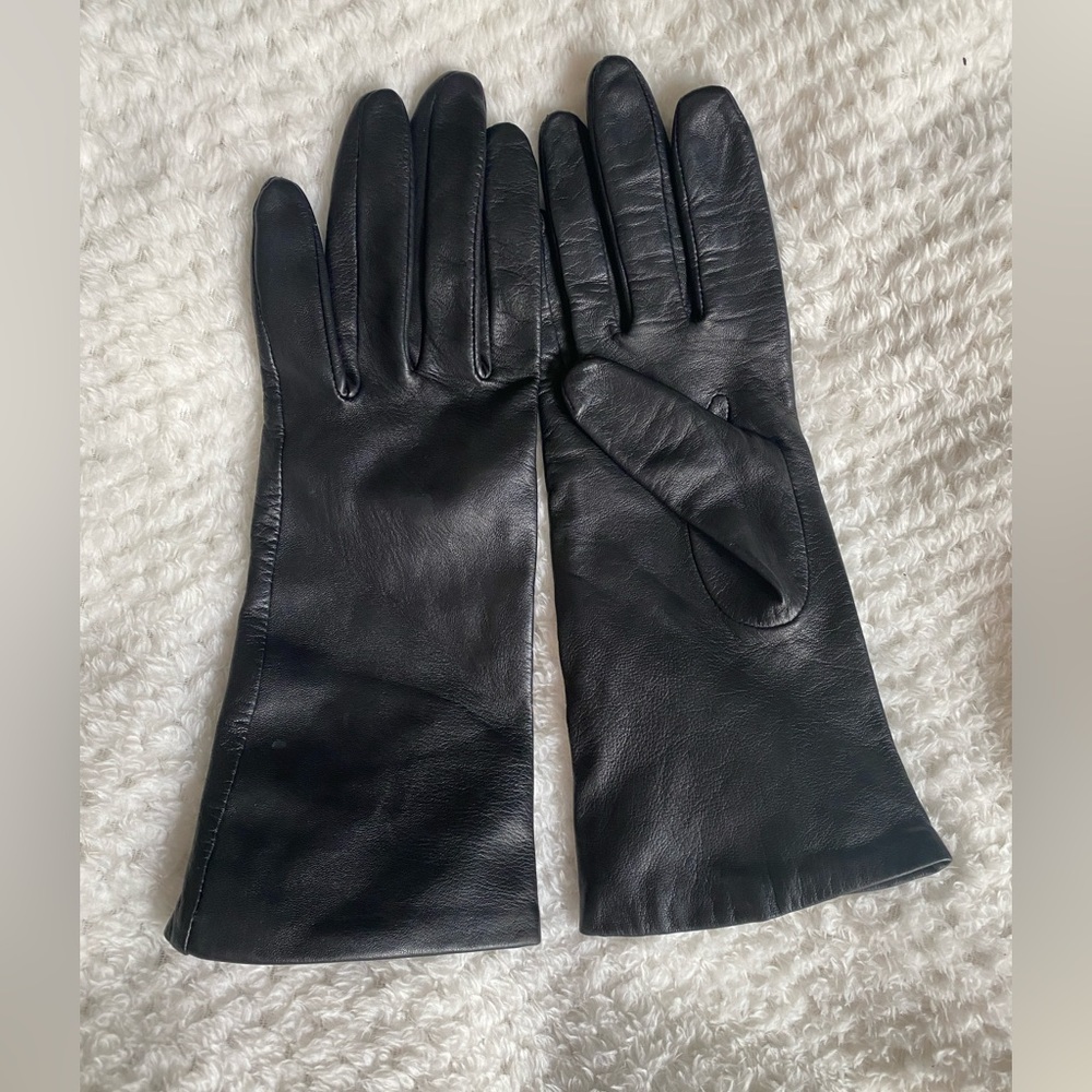 WOMENS LORD AND TAYLOR SIZE 7 SILK LINED LEATHER GLOVES